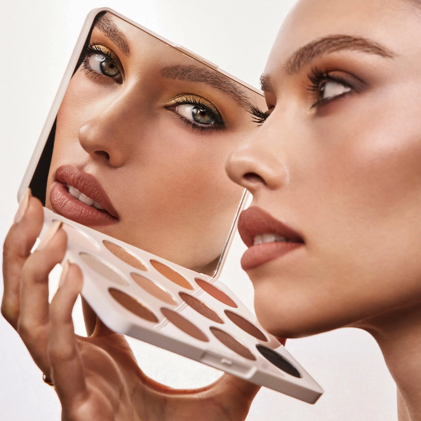 Paleta de sombras - ChromaPlus 12-Pan Eyeshadow Palette