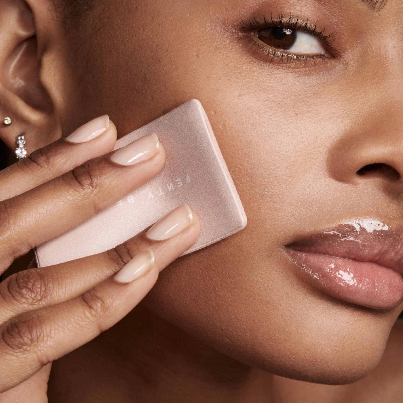 Polvo compacto Invisimatte Instant Setting + Blotting Powder - Fenty Beauty by Rihanna